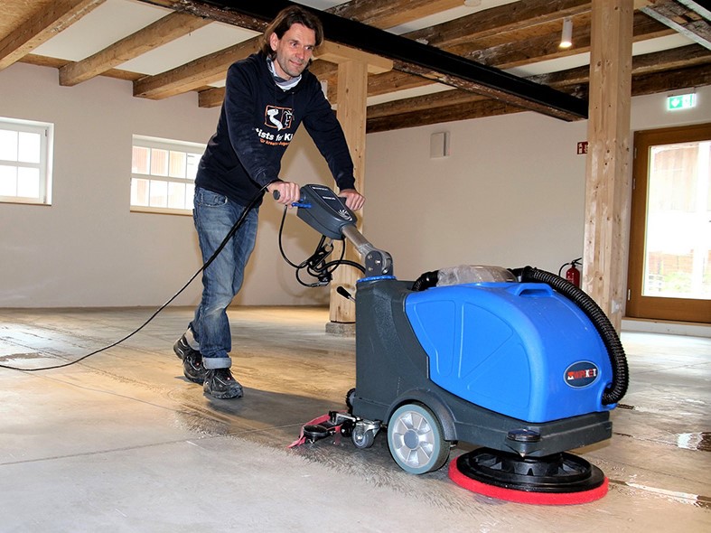 Use of the SW30 scrubber dryer
