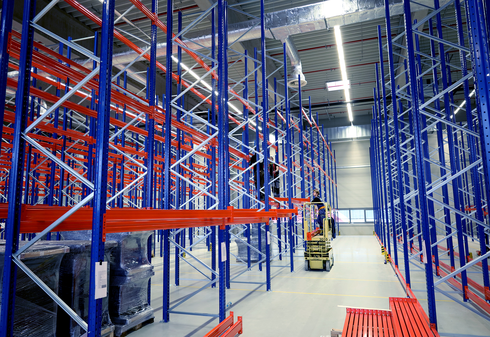 Warehouse organization with pallet racking