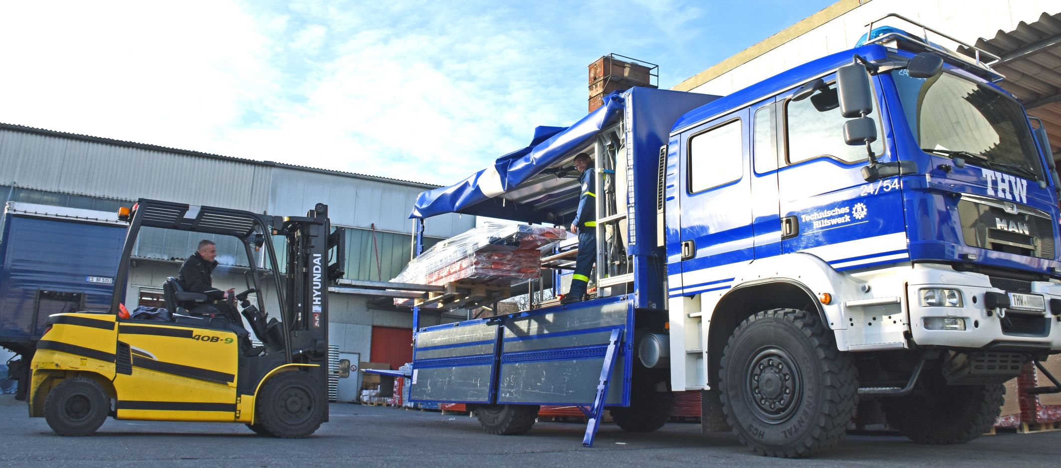 Self-collection by THW in the TOPREGAL central warehouse in Filderstadt